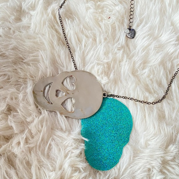 BETSEY JOHNSON Engraved Double Skull Pendant Long Necklace NWT - Picture 4 of 16